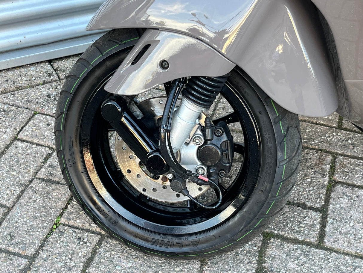 Vespa Primavera Misty Brown Snor/Brom 2017 11844 km 1 eig