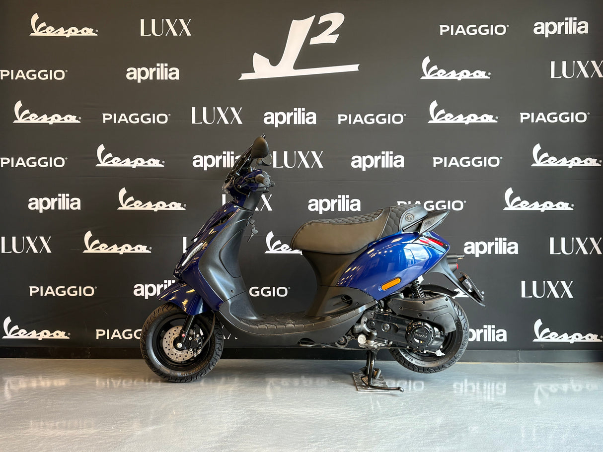 Piaggio Zip | Dark Candy Blue | 1 eig