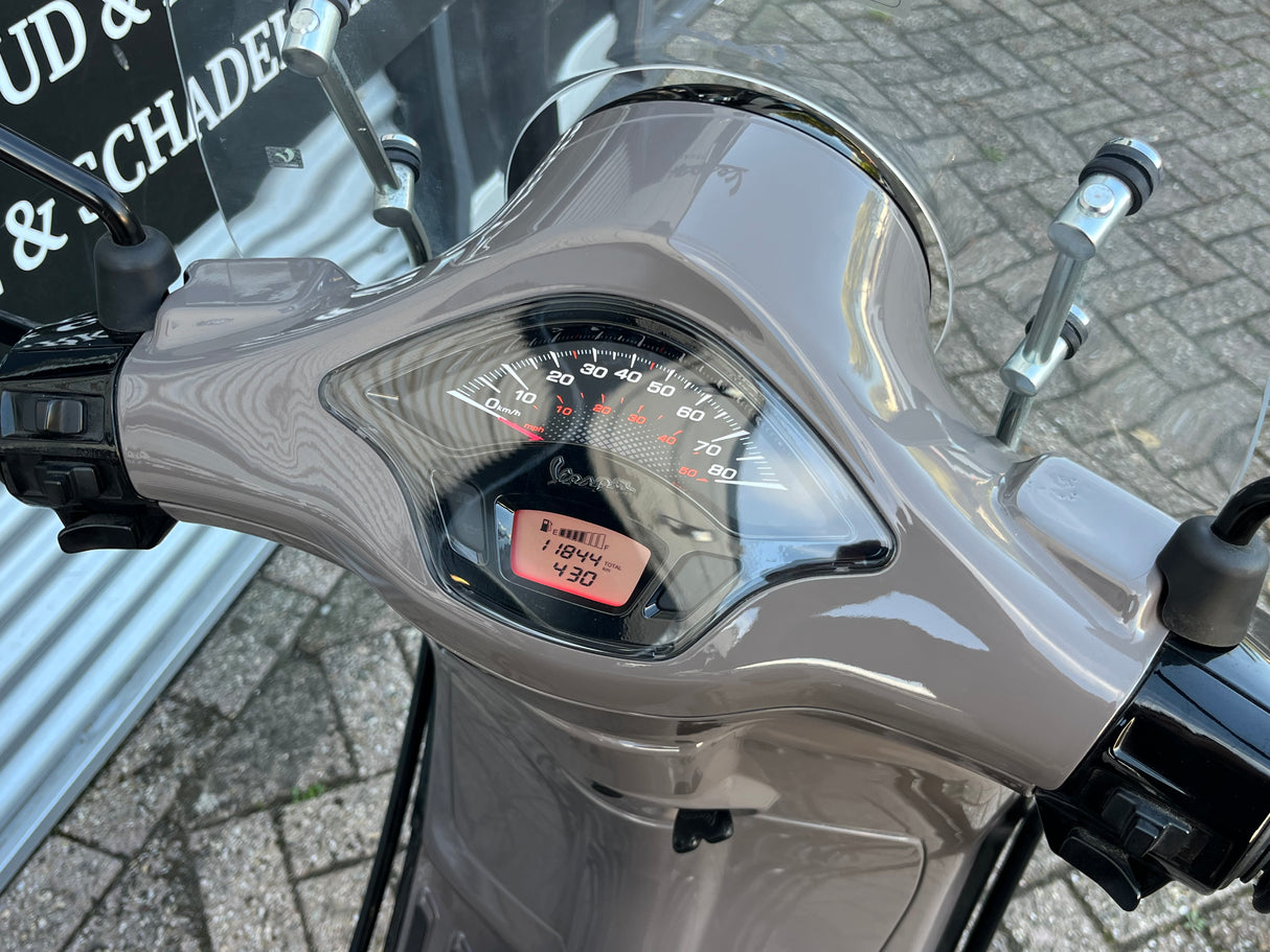 Vespa Primavera Misty Brown Snor/Brom 2017 11844 km 1 eig