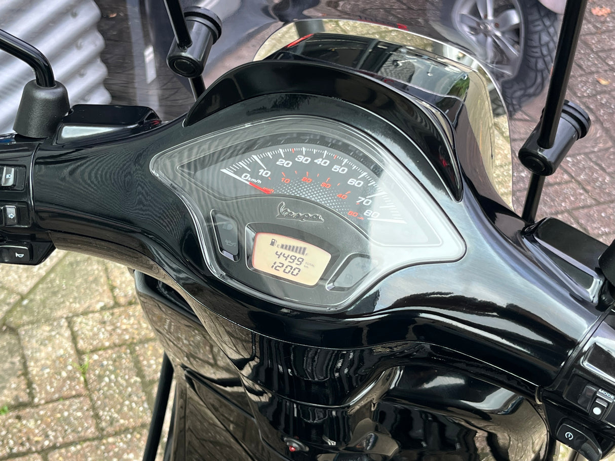 Vespa Sprint Black on Black Brom 2022 4499 km 1 eig