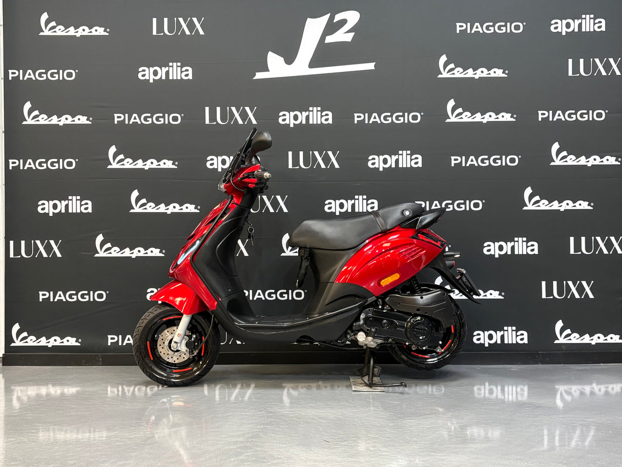 Piaggio Zip | Candy Red | 1 eig