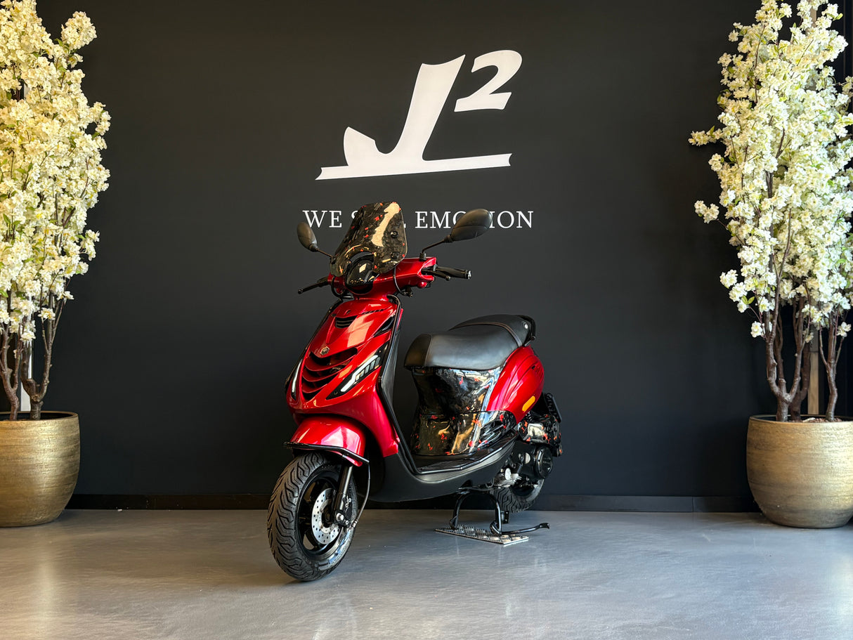 Piaggio Zip | Candy Red | Forged Carbon