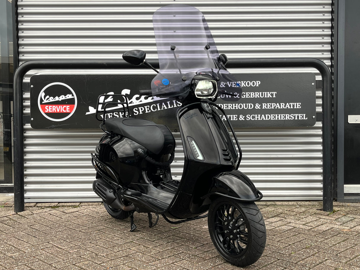 Vespa Sprint Black on Black Brom 2022 4499 km 1 eig