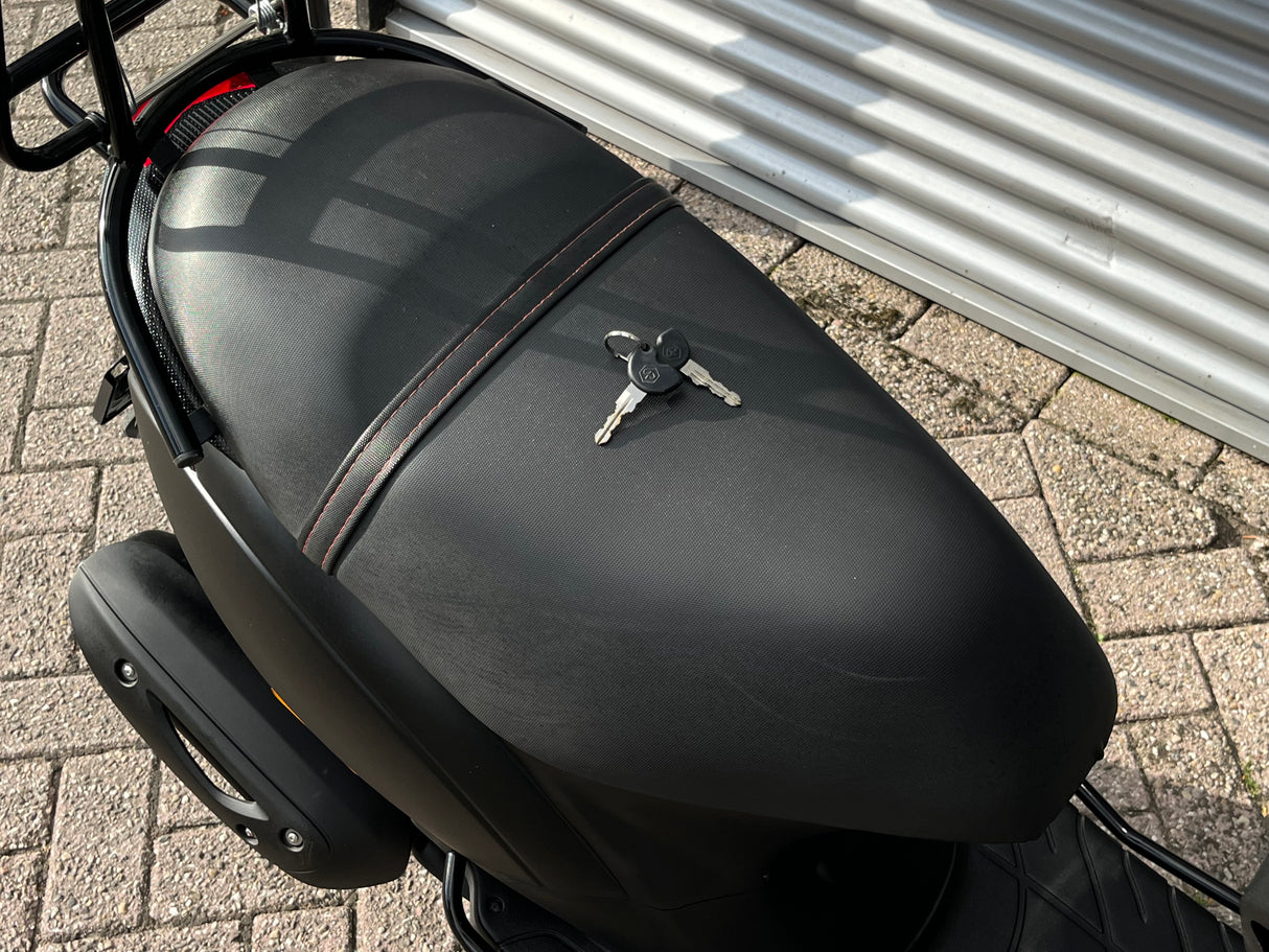 Piaggio Zip Mat Zwart Snor 2021 10111 km 1 eig