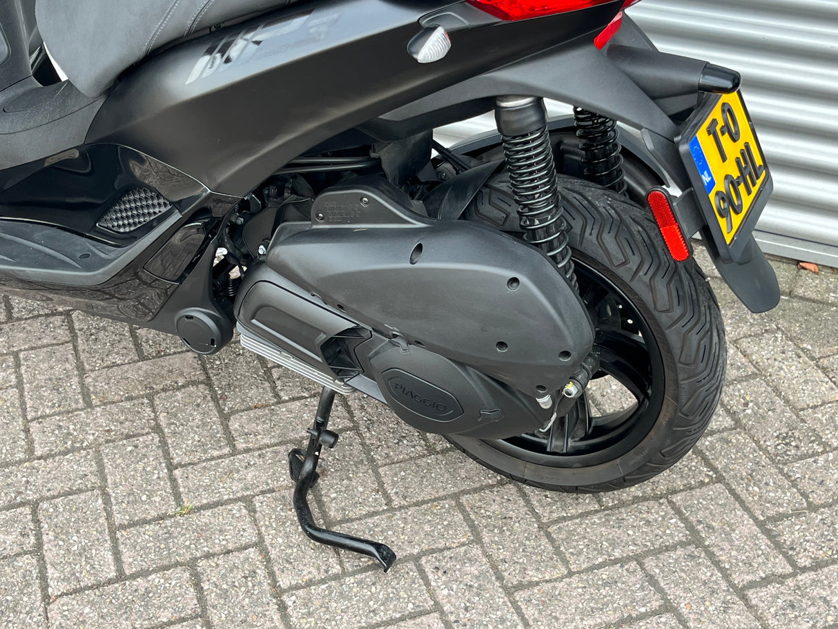 Piaggio MP3 300 Hpe mat zwart 2023 5212 km 1 eig BTW