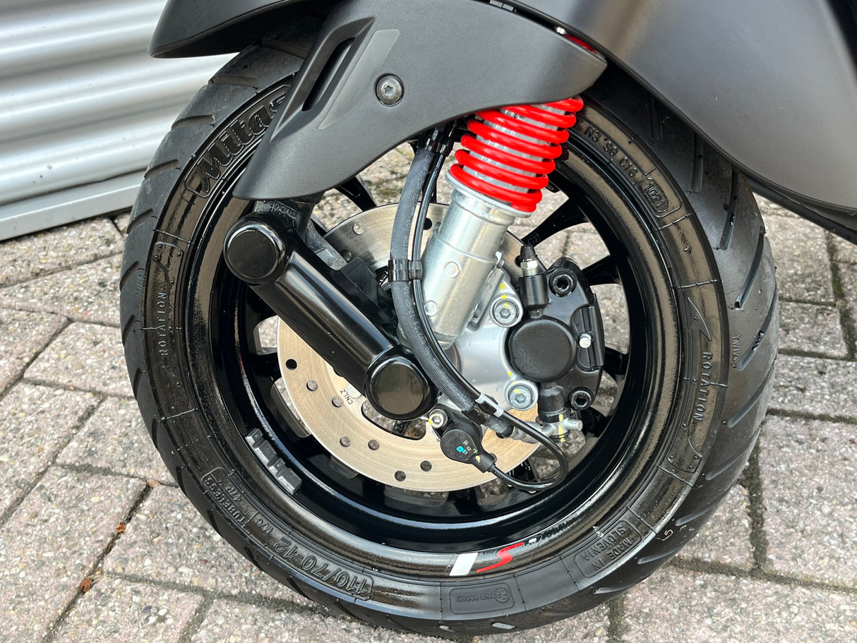 Vespa Sprint Mat Zwart Snor 2021 1737 km 1 eig NIEUWSTAAT