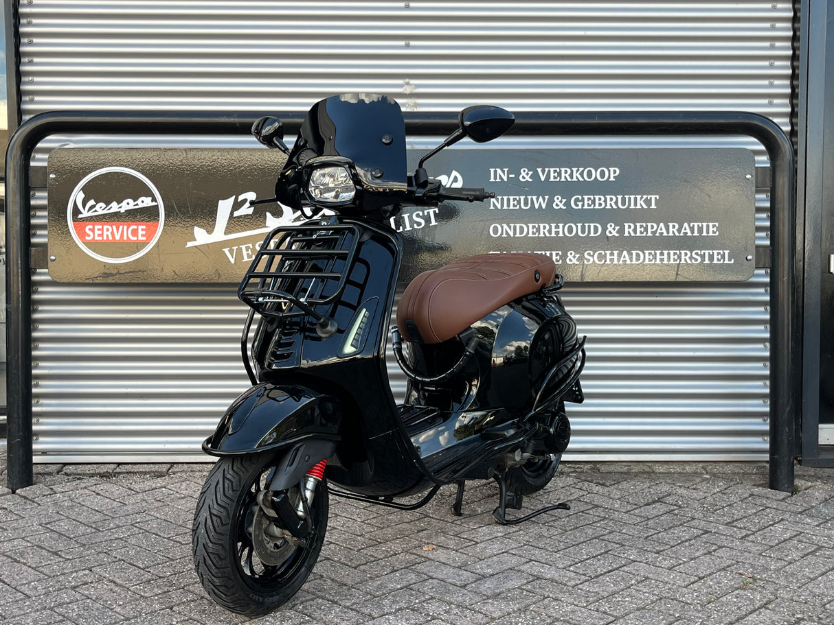 Vespa Sprint Glans Zwart Brom 2024 8228 km Full Option