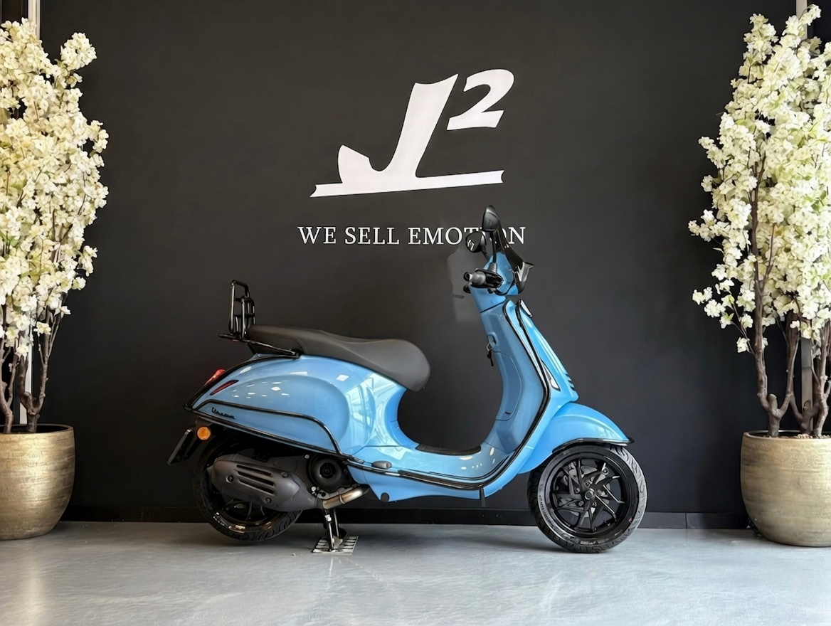 Vespa Sprint | Porsche Ice Blue Metallic
