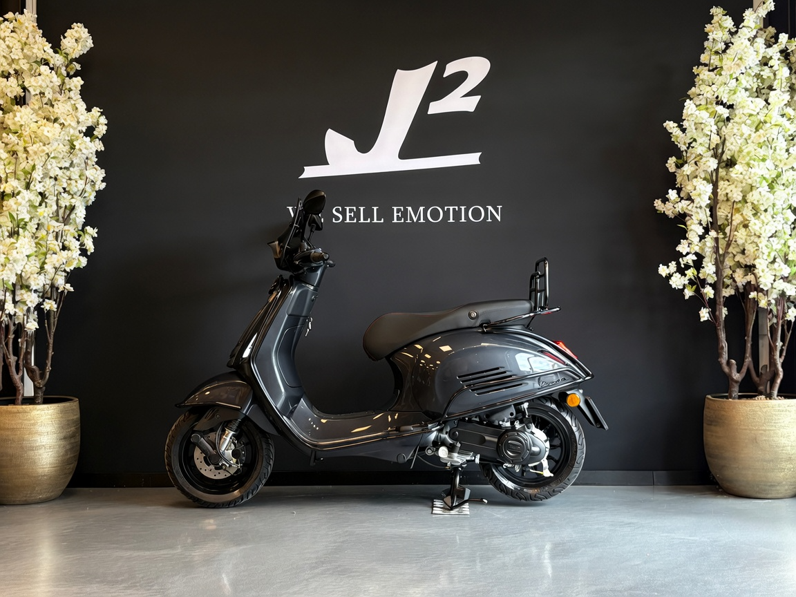 Vespa Sprint | Aston Martin Ceramic Gray