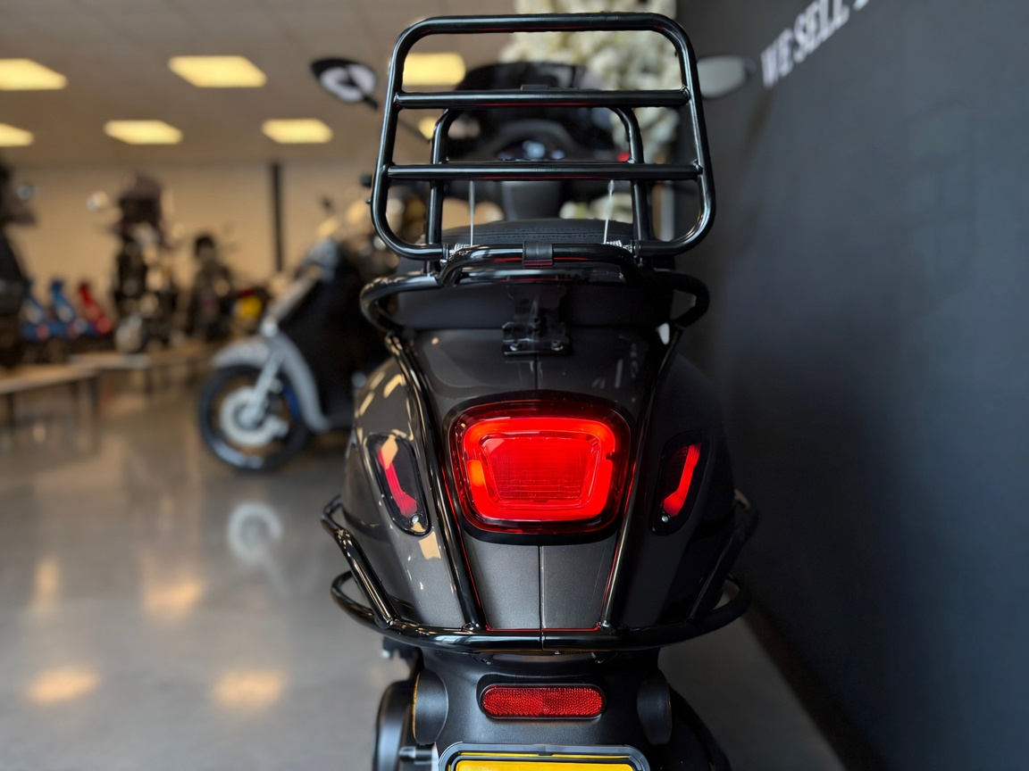 Vespa Sprint | Aston Martin Ceramic Gray